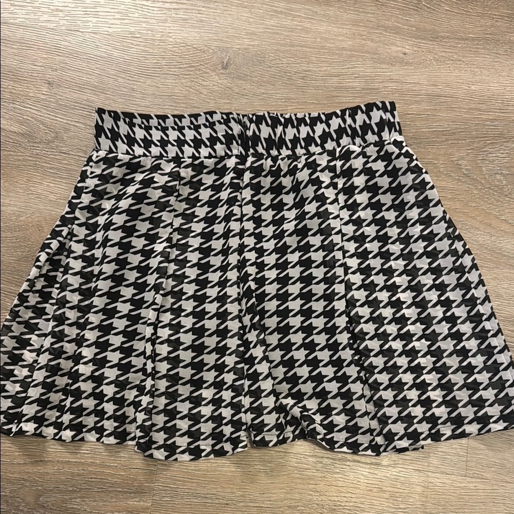 Cecico skirt with shorts underneath-black and white size small - Picture 2 of 4